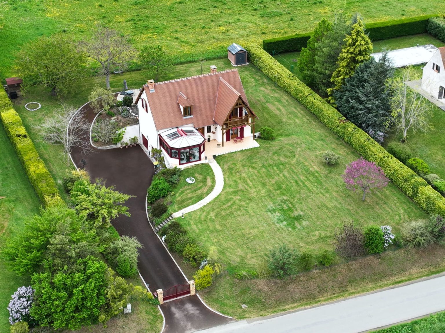 Photo aérienne de maison prise par drone pour annonce immobilière