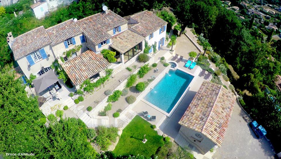 Photo aérienne de maison prise par drone pour annonce immobilière