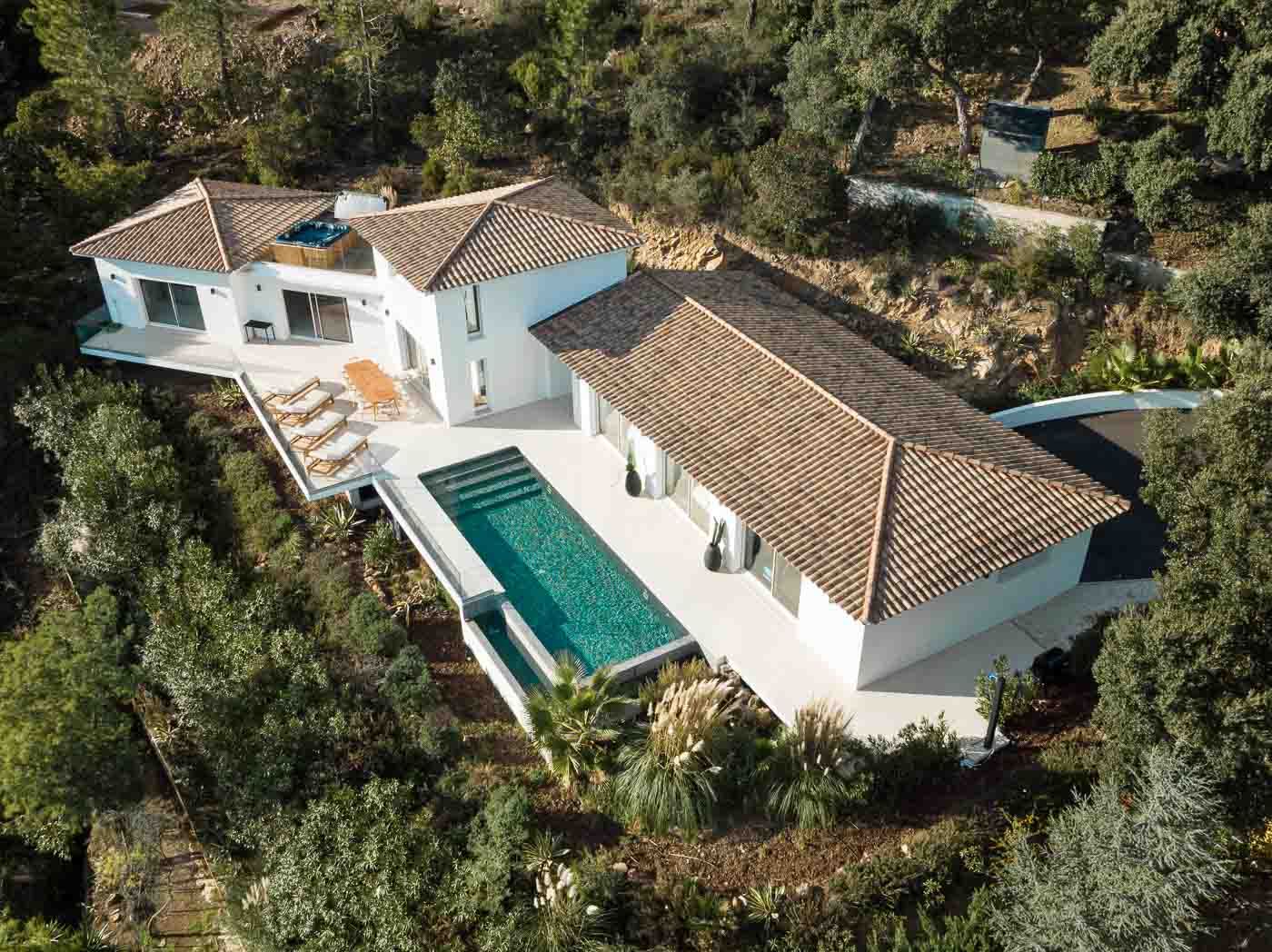 Photo aérienne de maison prise par drone pour annonce immobilière